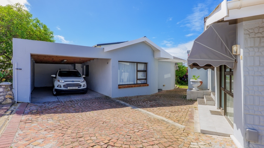 5 Bedroom Property for Sale in Struisbaai Western Cape